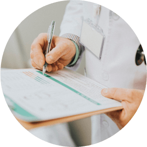 Doctors discussing a diagnosis